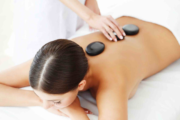 Massage aux pierres chaudes : Top 7 des bienfaits de ce massage relaxant